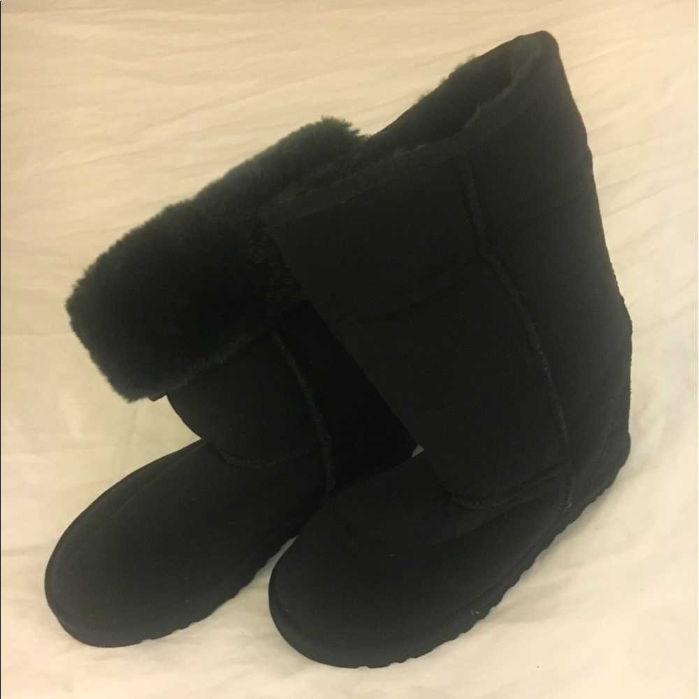 Women’s Classic Australia Suede Sheepskin lining UGG tall boots.